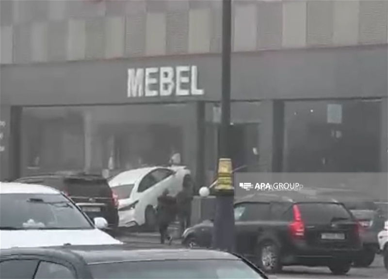 В Баку автомобиль врезался в мебельный салон - ВИДЕО