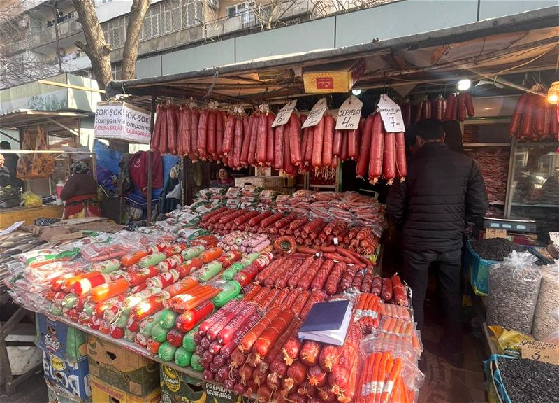 Agentlik reyd keçirdi - 8-ci km bazarında keyfiyyətsiz kolbasalar aşkarlanıb
