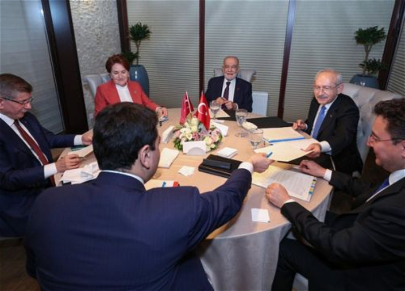 Предвыборная Турция: Акшенер возвращается за «Стол шести»