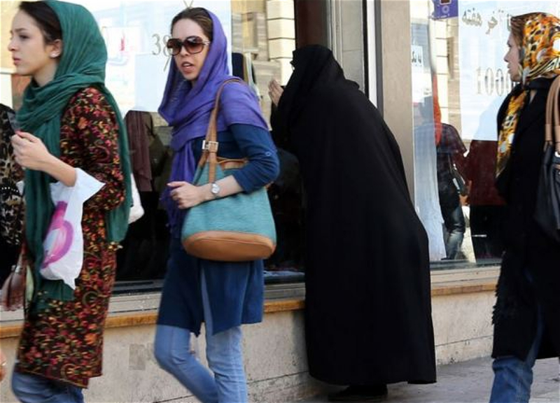 Власти Ирана назвали врагами режима нарушающих исламский дресс-код женщин
