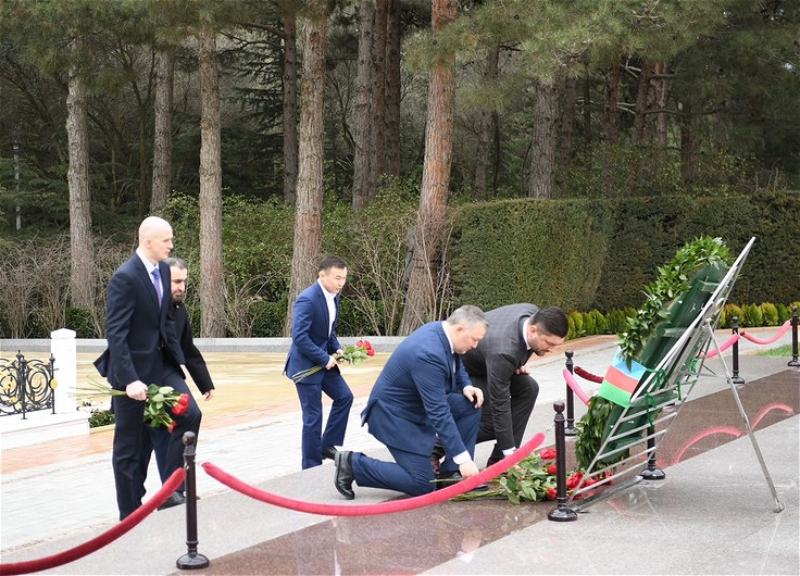 Rusiya Dövlət Dumasının nümayəndə heyəti Şəhidlər xiyabanını ziyarət edib