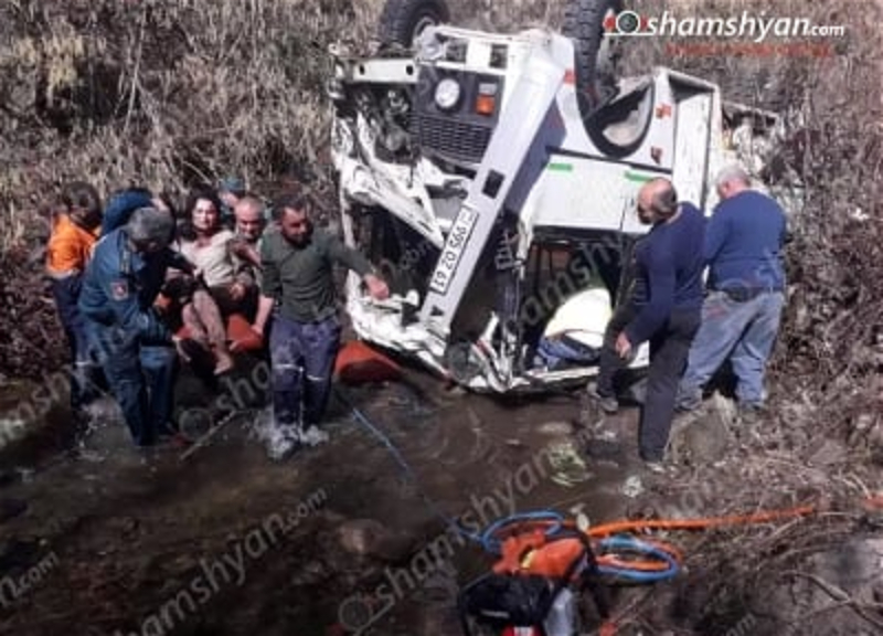 В Армении школьный автобус рухнул с пятиметровой высоты в речку: Есть погибший и раненые - ФОТО