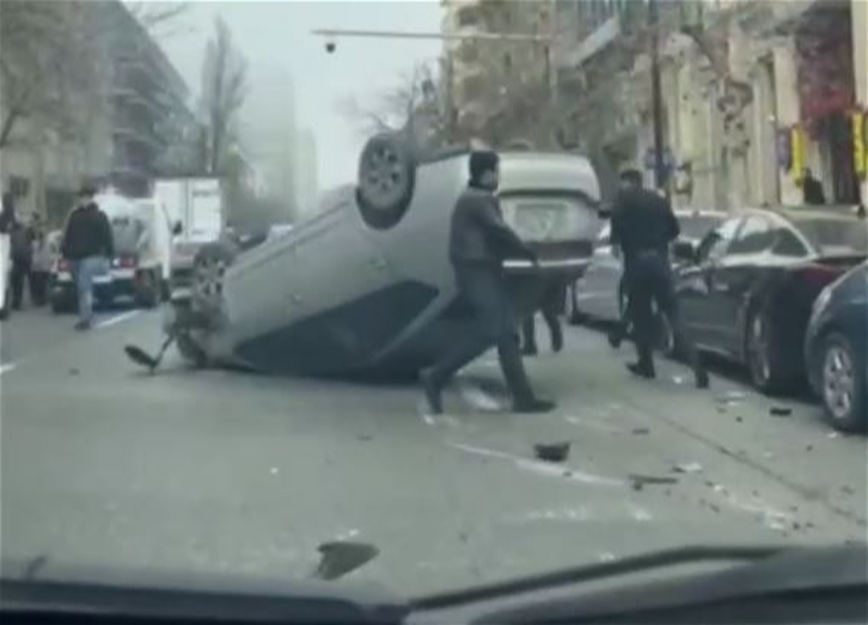 В Баку перевернулся Prius - ВИДЕО
