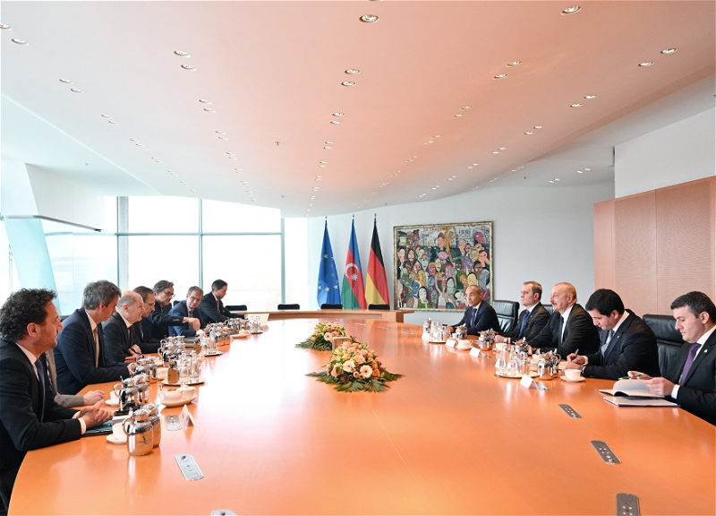 Ильхам Алиев и Олаф Шольц провели встречу в расширенном составе