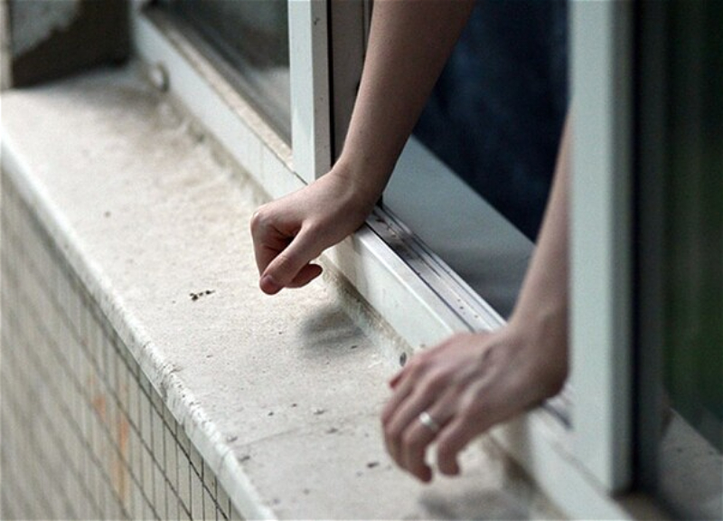 В Баку 16-летняя девушка покончила с собой, бросившись с 15-го этажа