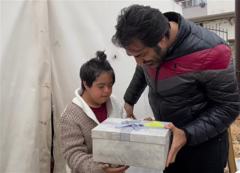 Махсун Кырмызыгюль передал подарок из Баку пострадавшей от землетрясения девочке - ВИДЕО