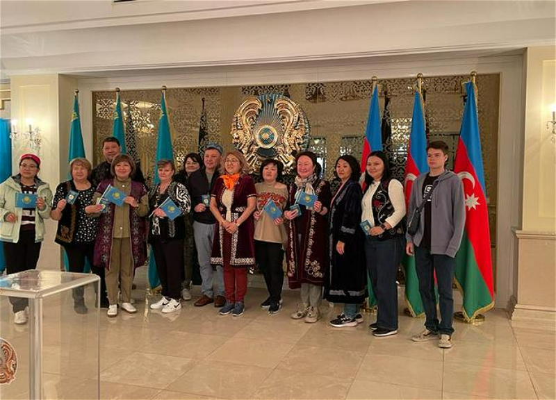 Казахстанцы активно голосуют на выборах в Азербайджане - ФОТО