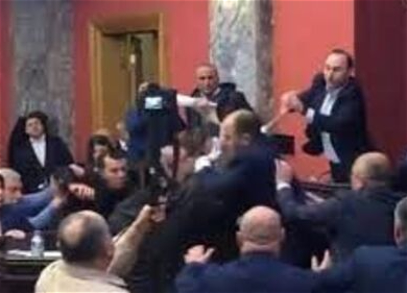 Мат и нецензурная лексика: В парламенте Грузии произошла драка - ВИДЕО