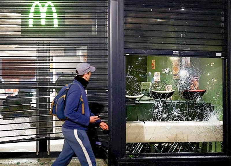 В Париже протестующие оккупировали здание McDonald's - ВИДЕО