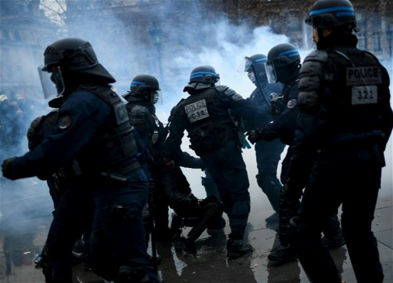 В Париже задержали 14 человек на манифестации против пенсионной реформы