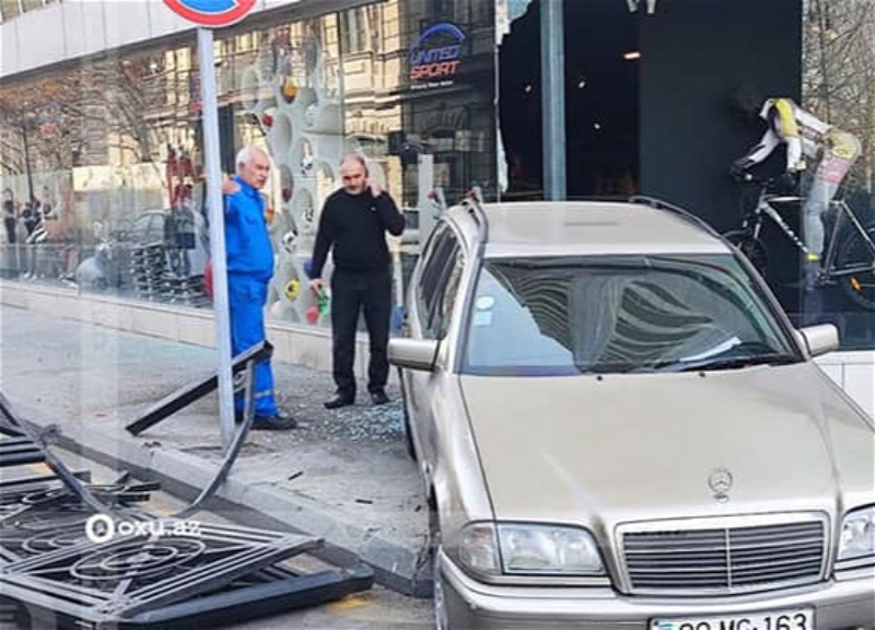 В Баку автомобиль влетел в витрину торгового центра - ФОТО