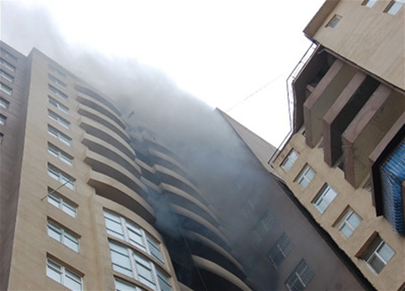В Бакинской многоэтажке произошел пожар: есть пострадавший