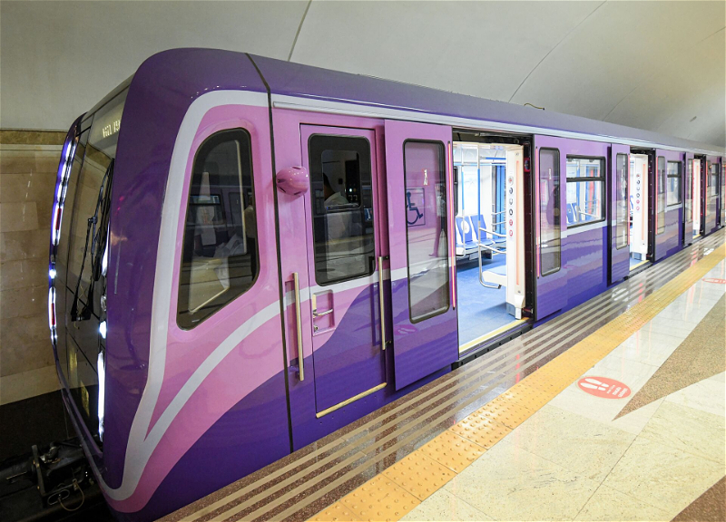 В бакинском метро пассажир открыл межвагонную дверь во время движения поезда – ВИДЕО