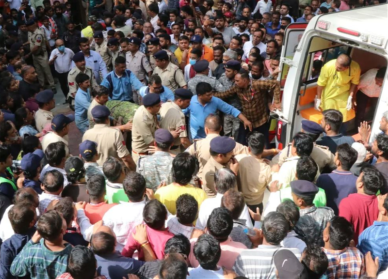 Более 35 человек погибли после обрушения крышки колодца в индийском храме