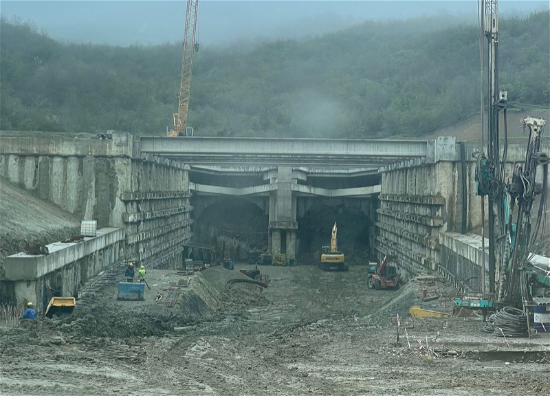Продолжается строительство первого в Азербайджане подземного тоннеля и самого длинного подвесного моста - ФОТО