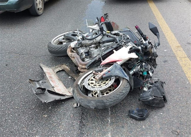 В Баку в ДТП пострадал 27-летний мотоциклист