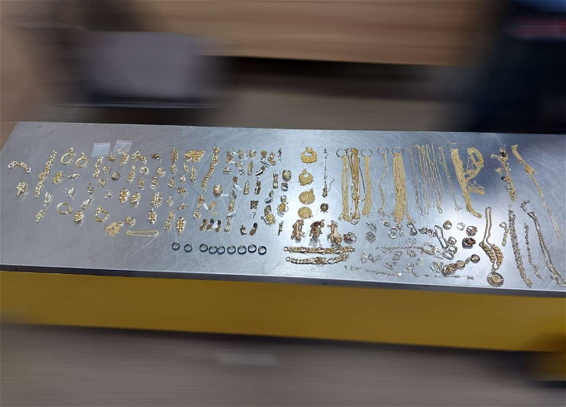 У пассажира авиарейса Стамбул-Баку обнаружено более 1,1 кг незадекларированных золотых украшений - ВИДЕО