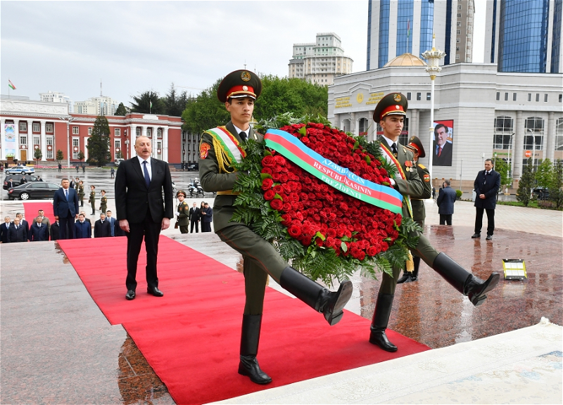 Ильхам Алиев посетил памятник Исмоили Сомони в Душанбе - ФОТО