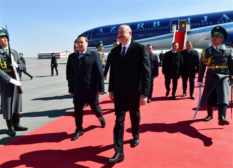 Ильхам Алиев прибыл с официальным визитом в Казахстан - ФОТО