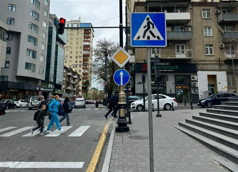 В Баку установлены светофоры на пересечении улиц Дж.Джаббарлы и Б.Багировой - ФОТО
