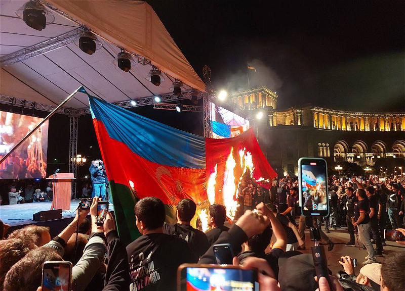 В Иреване сожгли флаги Азербайджана и Турции - ВИДЕО