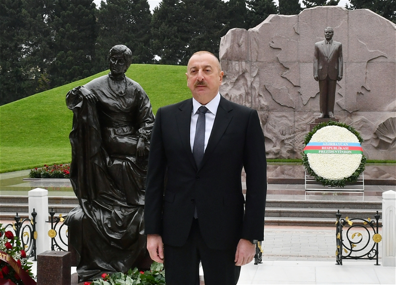 Президент Ильхам Алиев посетил могилу академика Зарифы Алиевой - ФОТО