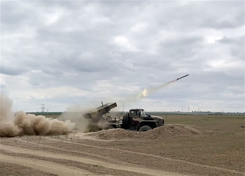 Проходят учения ракетно-артиллерийских войск ВС Азербайджана - ВИДЕО