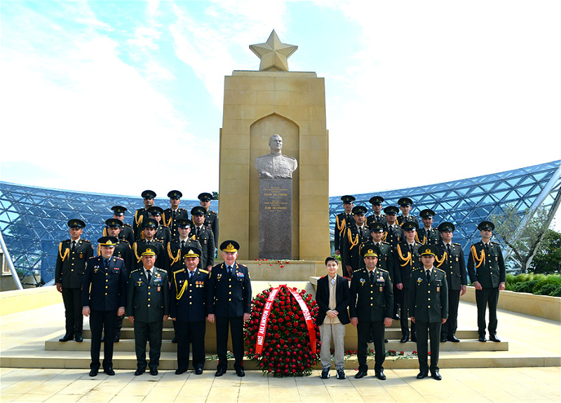 Военнослужащие посетили могилу Ази Асланова