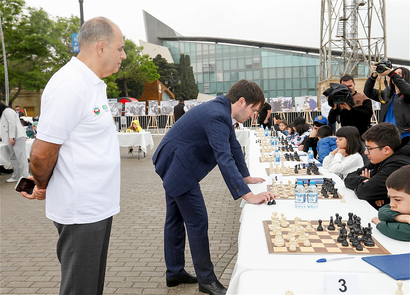 Шахрияр Мамедъяров и Теймур Раджабов провели сеанс одновременной игры для юных шахматистов