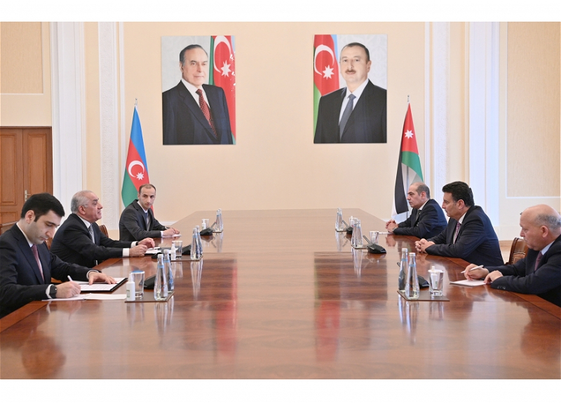 Али Асадов встретился с председателем Палаты представителей парламента Иордании