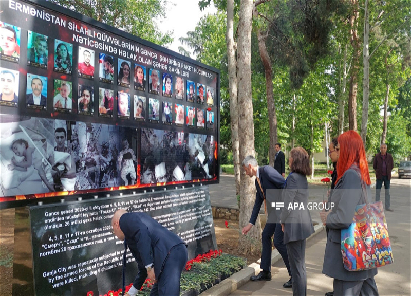 Посол Франции посетила памятник жертвам армянского террора в Гяндже - ФОТО