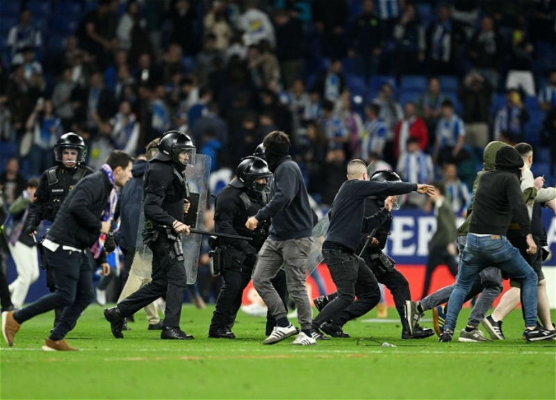 Болельщики «Эспаньола» выбежали на поле и атаковали игроков «Барселоны» - ФОТО