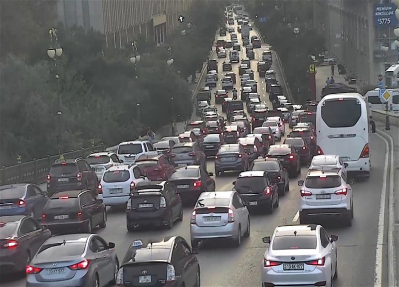 Bakının bir sıra yollarında tıxac yaranıb - SİYAHI