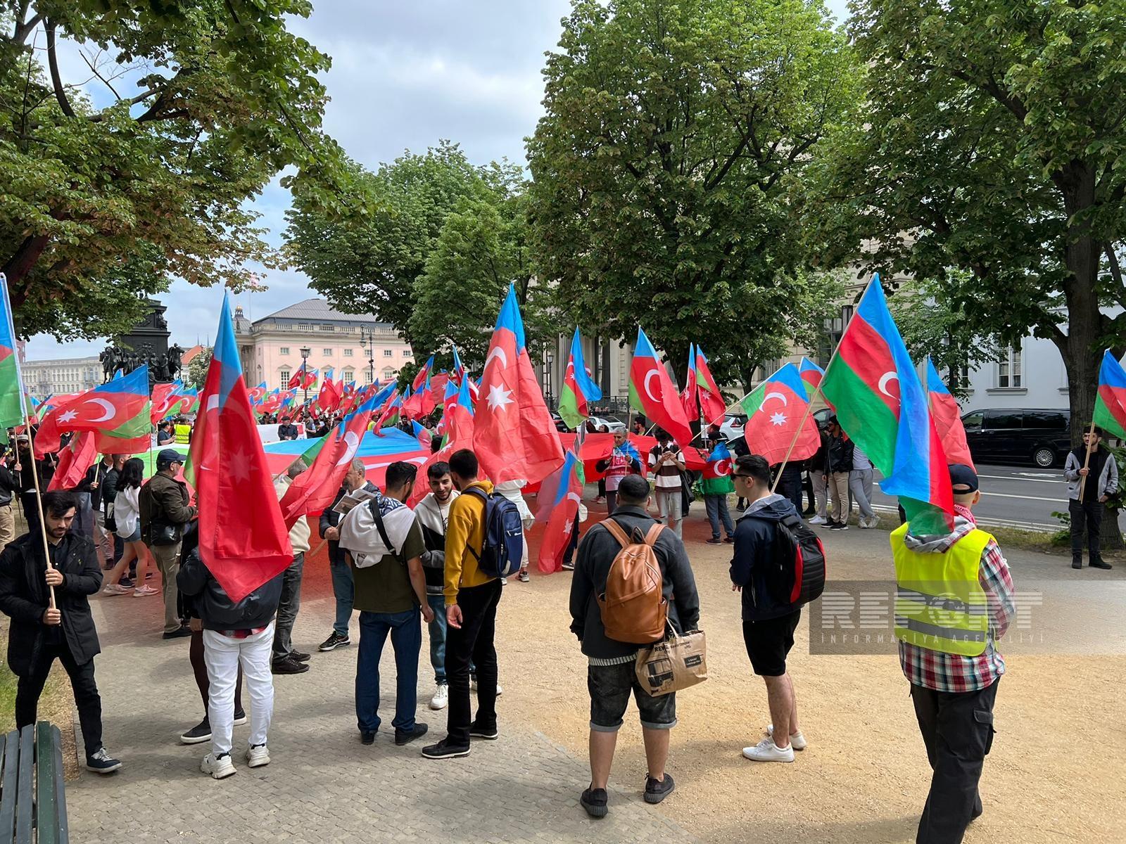 В Берлине проходит акция протеста, организованная южными азербайджанцами -  ФОТО - ВИДЕО | 1news.az | Новости