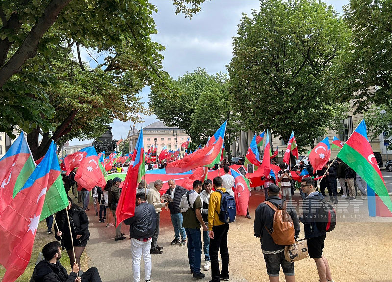В Берлине проходит акция протеста, организованная южными азербайджанцами - ФОТО - ВИДЕО