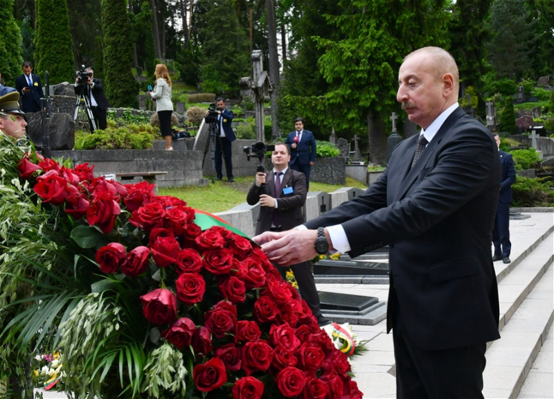 Ильхам Алиев посетил мемориал в память о погибших в борьбе за независимость Литвы - ФОТО