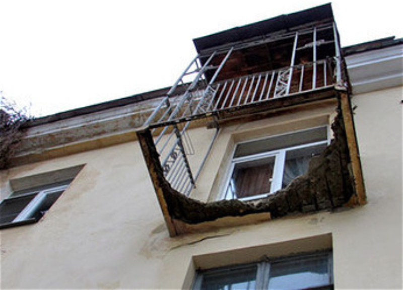 В Баку на молодую девушку обрушился балкон