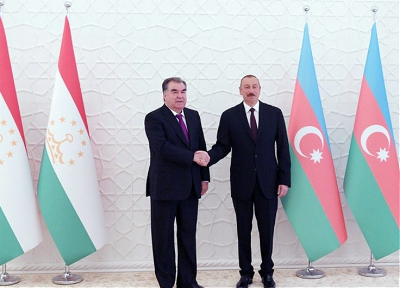 Эмомали Рахмон поздравил Ильхама Алиева с Днем независимости