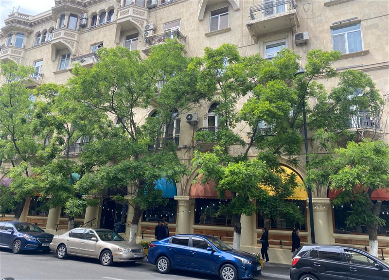 В Баку покрасили колонны исторического здания – Госслужба принимает меры – ФОТО