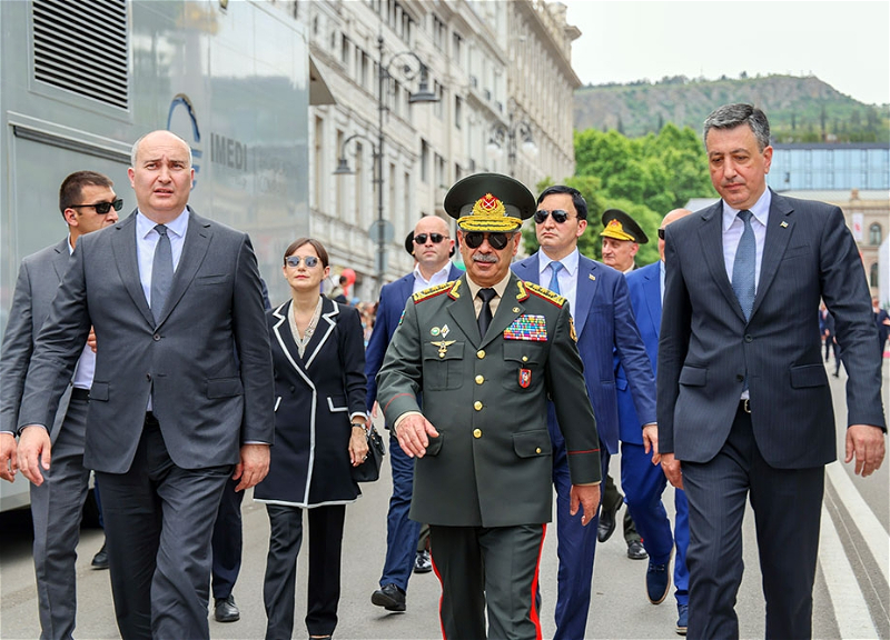Министр обороны Азербайджана принял участие в военном параде в Грузии - ФОТО
