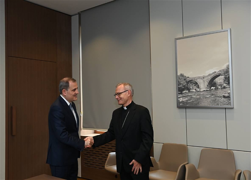 Джейхун Байрамов встретился с апостольским нунцием Святого Престола в Азербайджане - ФОТО