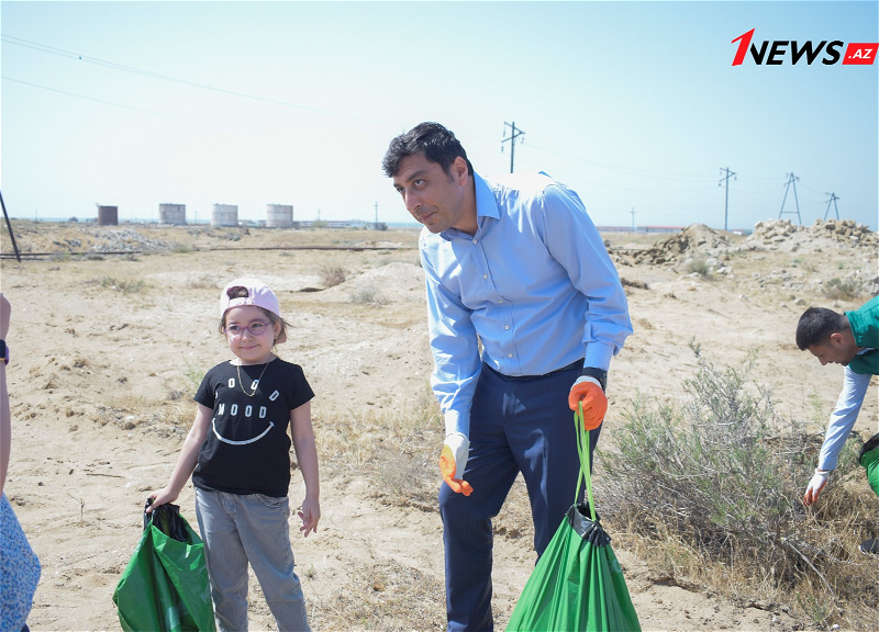 Фарид Гаибов и Мухтар Бабаев очищают от мусора берег Каспия в поселке Зиря - ФОТО