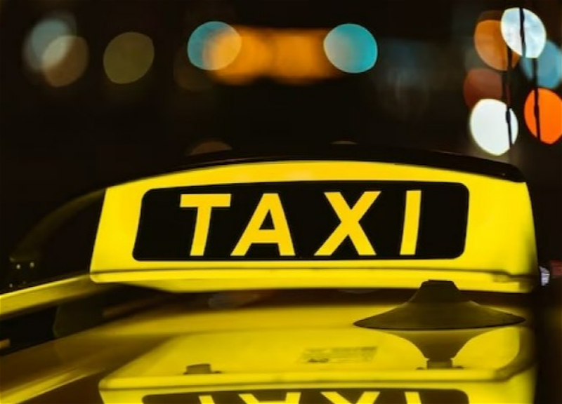 В Баку таксист ограбил пассажира и вытолкнул его из машины
