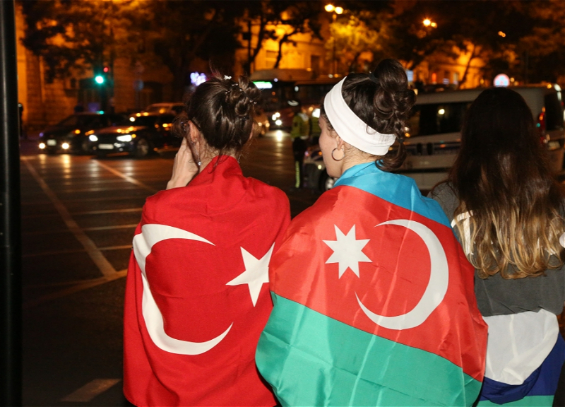 Всегда вместе: В Азербайджане победу Эрдогана отметили праздничным гуляньем - ФОТО
