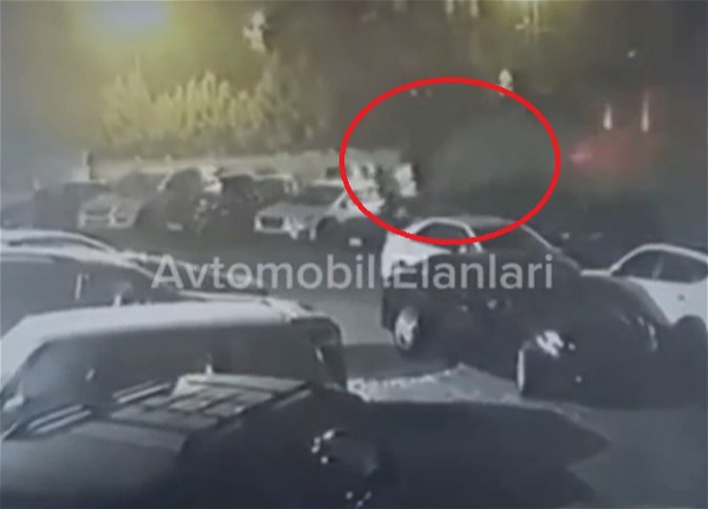 В Баку Lexus вылетел с дороги, разбил припаркованные автомобили, а водитель сбежал – ВИДЕО