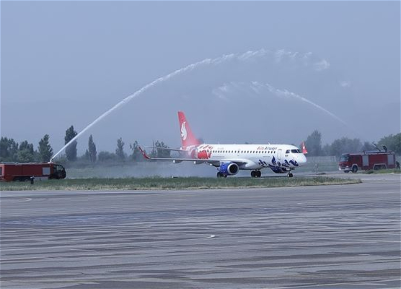 В аэропорту Душанбе торжественно встретили первый рейс AZAL из Баку - ФОТО