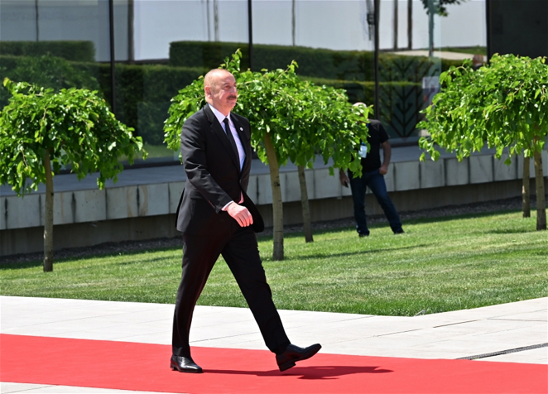Ильхам Алиев принял участие в открытии 2-го Саммита Европейского политического сообщества в Кишинэу - ФОТО
