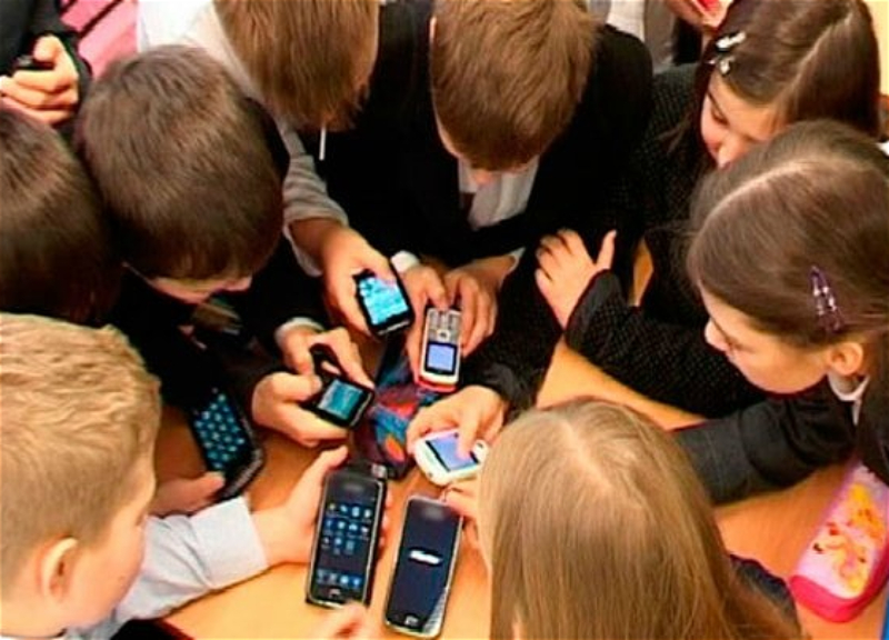 YouTube, WhatsApp, TikTok: стало известно, в какие приложения азербайджанские дети чаще всего заходят с мобильных устройств