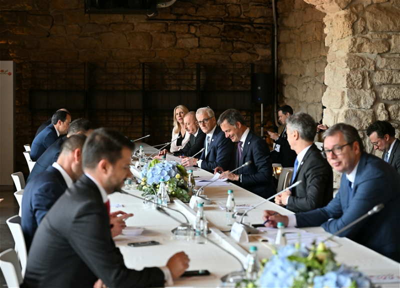 Ильхам Алиев в Кишинэу принял участие в круглом столе, посвященном энергетической безопасности