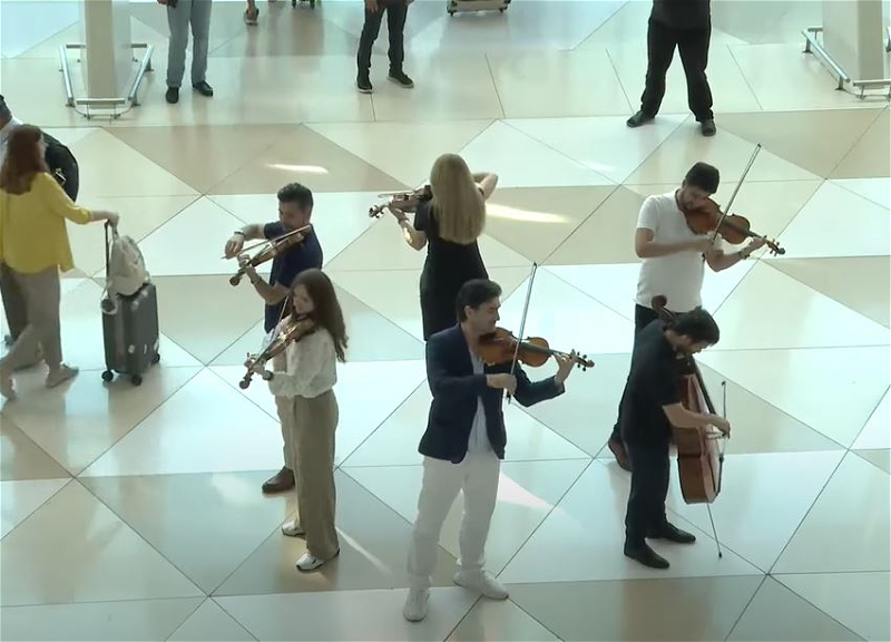 В Международном аэропорту Гейдар Алиев прошел музыкальный флешмоб - ВИДЕО